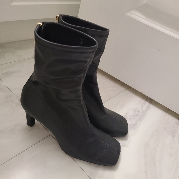 black heeled leather boots - Picture 1 of 3